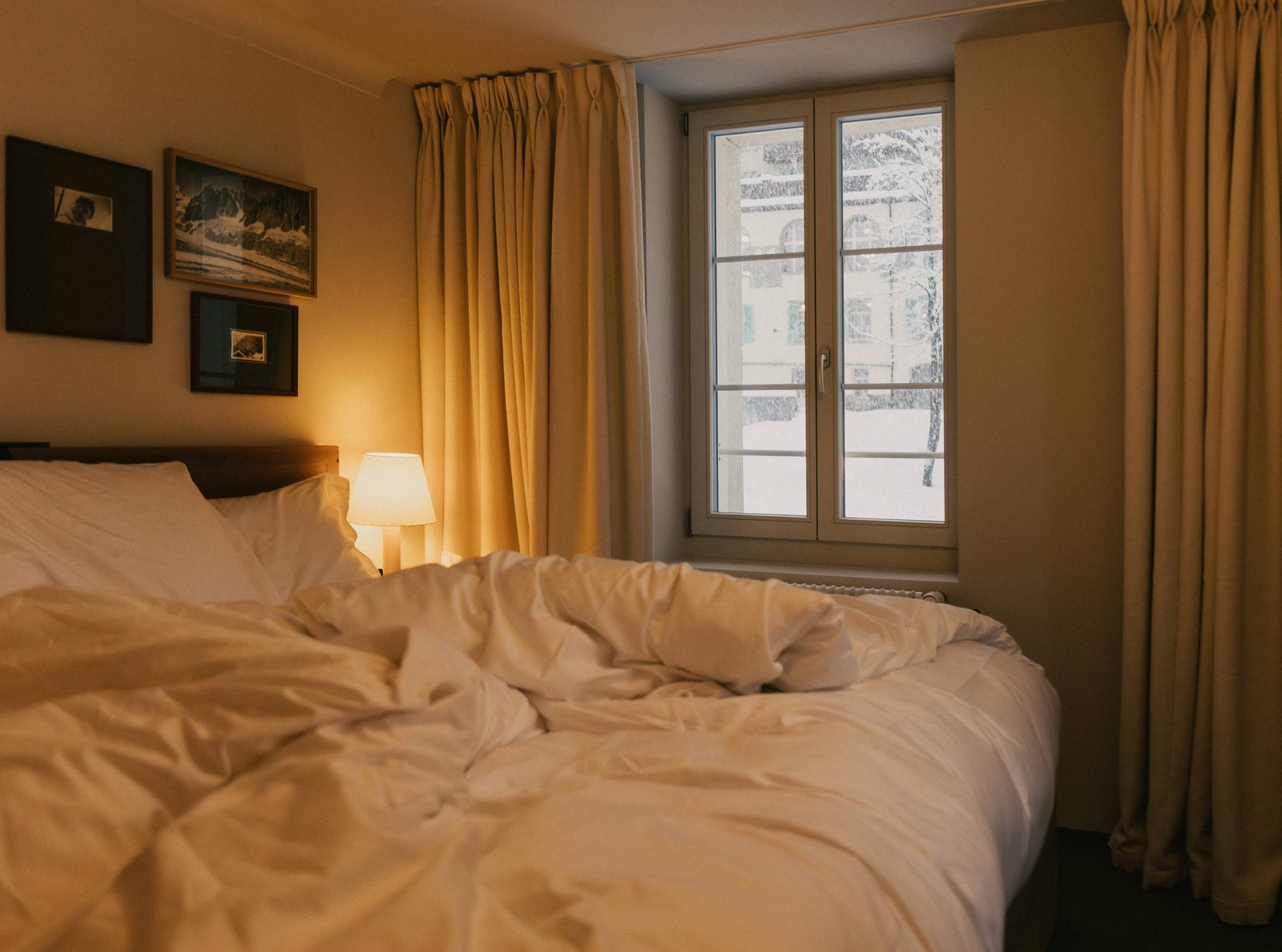 A Prestige Family room with a bed and a view of snowy peaks